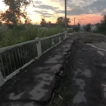 Battle scenes. In one video, Ukrainian soldiers are seen crossing the destroyed