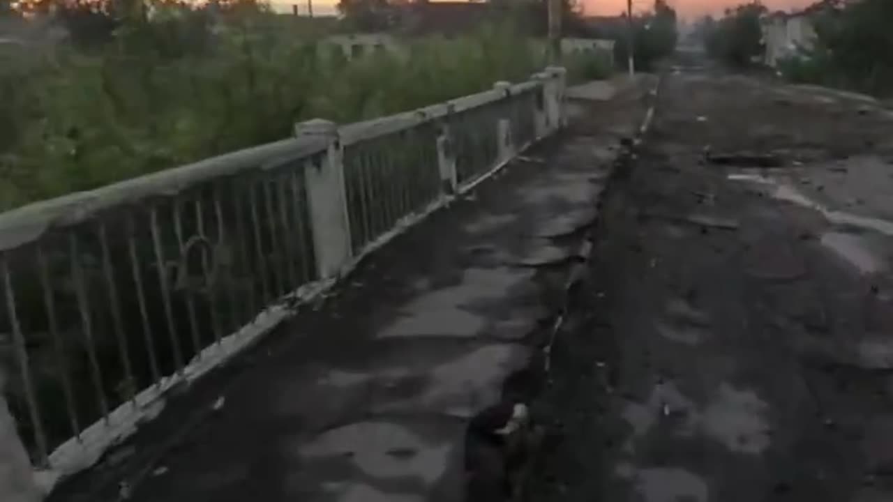 Battle scenes. In one video, Ukrainian soldiers are seen crossing the destroyed