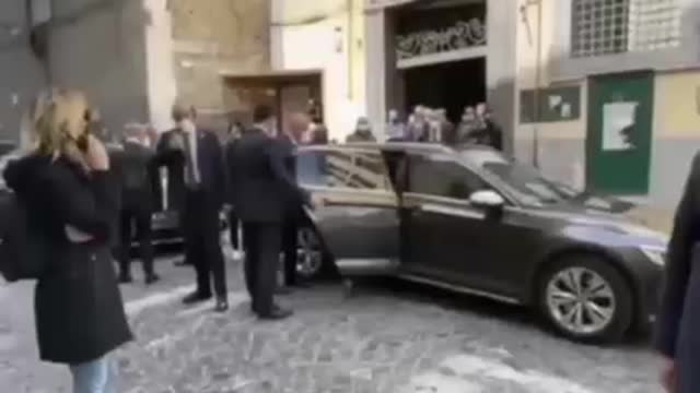 Mario Draghi contestato a Napoli