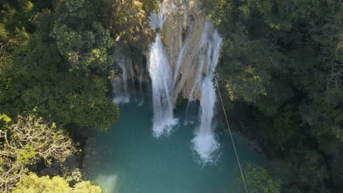 Pandangan yang Menyegarkan: Air Terjun yang Menenangkan Jiwa