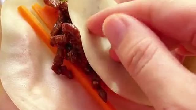 The shredded pork in Beijing sauce can be made in this way. It's very delicious
