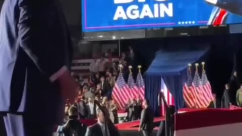 🇺🇸Celebrating his victory, Trump danced on the podium in front of his supporters.