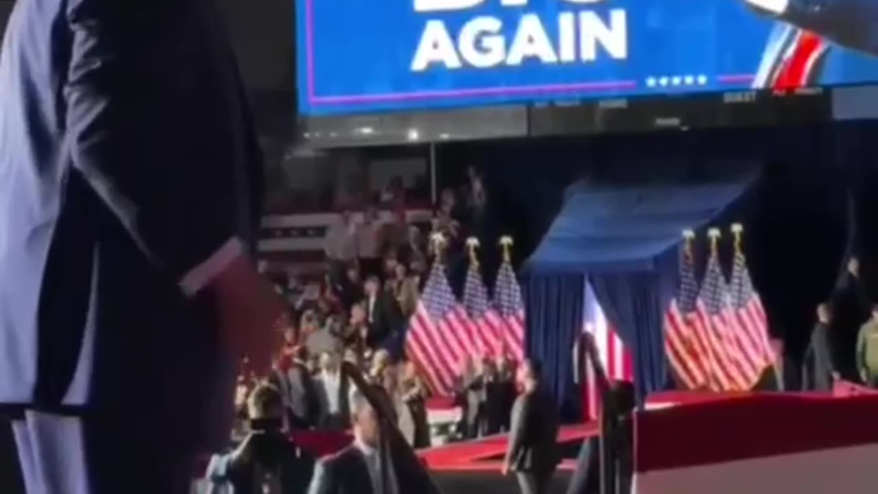 🇺🇸Celebrating his victory, Trump danced on the podium in front of his supporters.