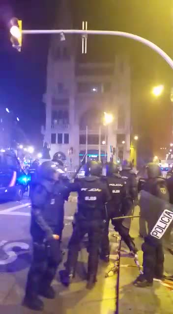 Con Policías nacionales durante el ataque separatista del 18-O en Barcelona (9)
