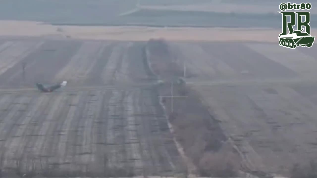 🇷🇺🎯💥 Tank snipers: Direct hit from tank shell on moving American MaxxPro