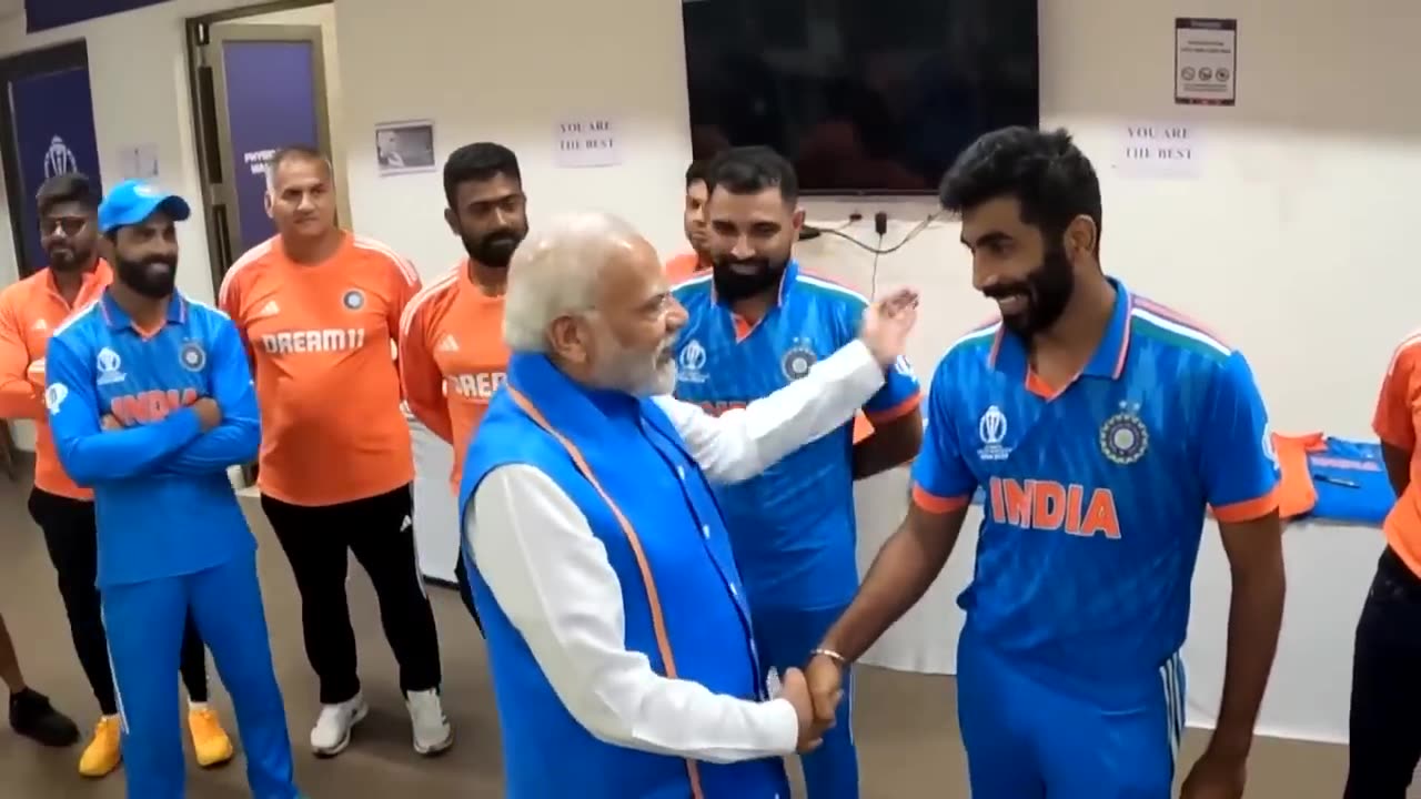 PM Modi Meets the Men in Blue, Comforts Indian Cricket Team After World Cup Final