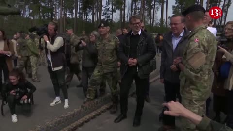 German and Danish defence ministers visit Leopard tank training of Ukrainian soldiers