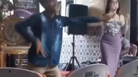 Joget lucu viral: Penyanyi gagal fokus (ngakak)