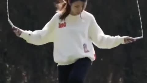 Jumping rope while kicking shuttlecock;#Challengethelimits#BeautifulGirl#tk#fyp@tiktok @manutd @shaf