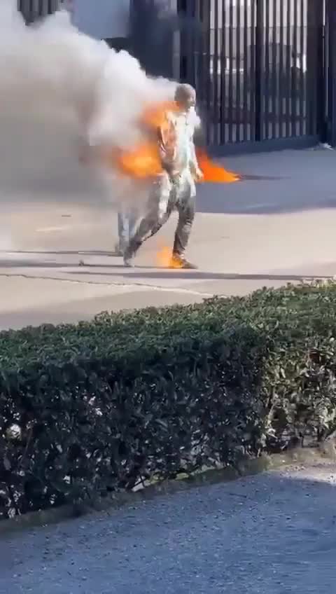 Italian Teacher set him self on fire due to Vaccine Mandate