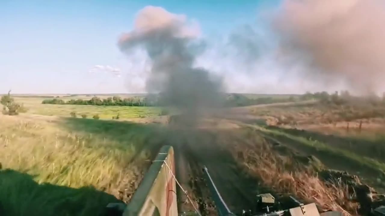 🔥 AFU's M2 Bradley Storming the Frontline Under Artillery Fire | Real Combat Footage