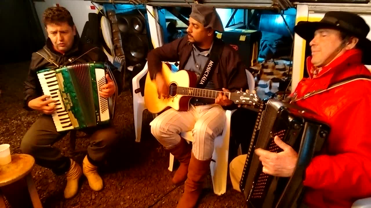 Acampamento de Rodeio - Música Hô de Casa