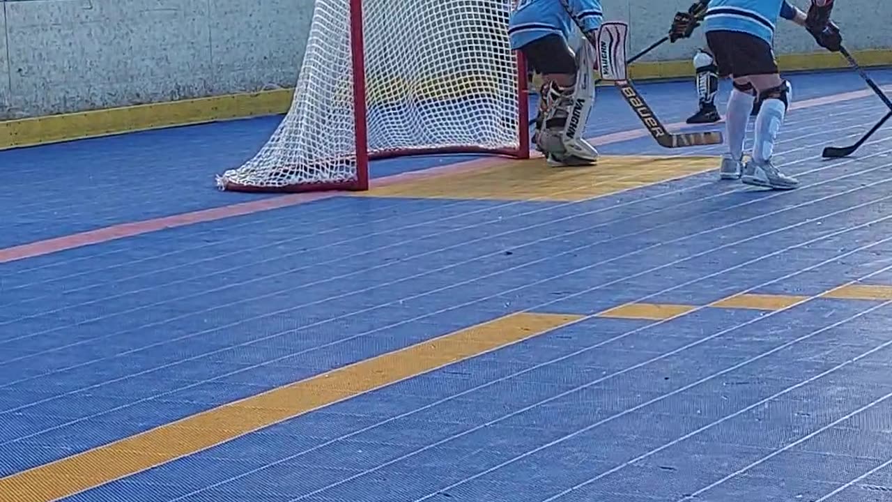 Venom dek hockey action