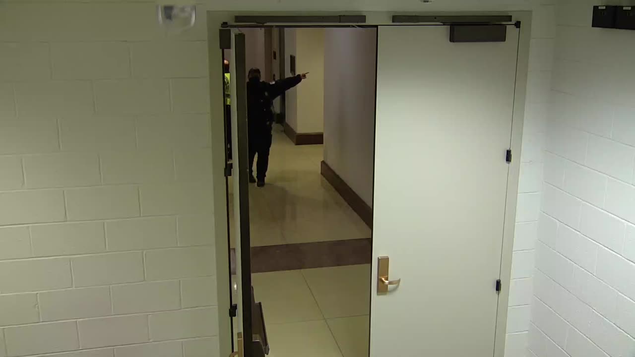 7183CVCULElevator#5Lobby_2021-01-06_22h00min02s613ms.mp4