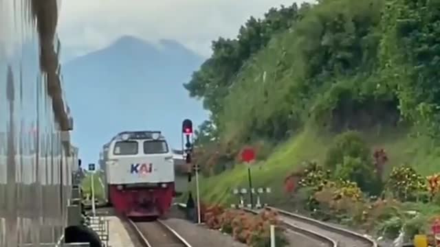 Argo parahyangan melintas di stasiun maswati