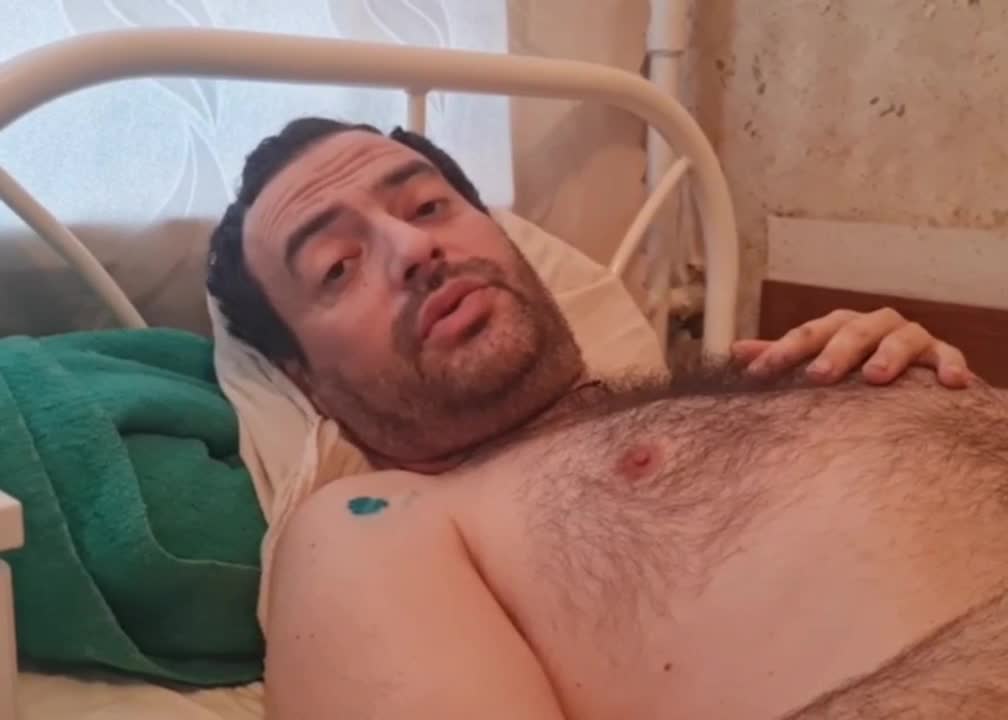 Raněný ukrajinský voják, kterého rusové zachránili