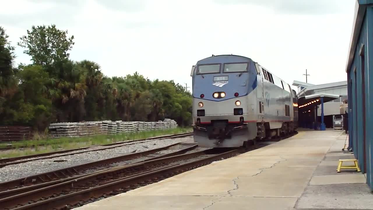 FLORIDAS LONGEST PASSENGER TRAIN AMTRAK AUTO TRAIN LEAVES STATION!!