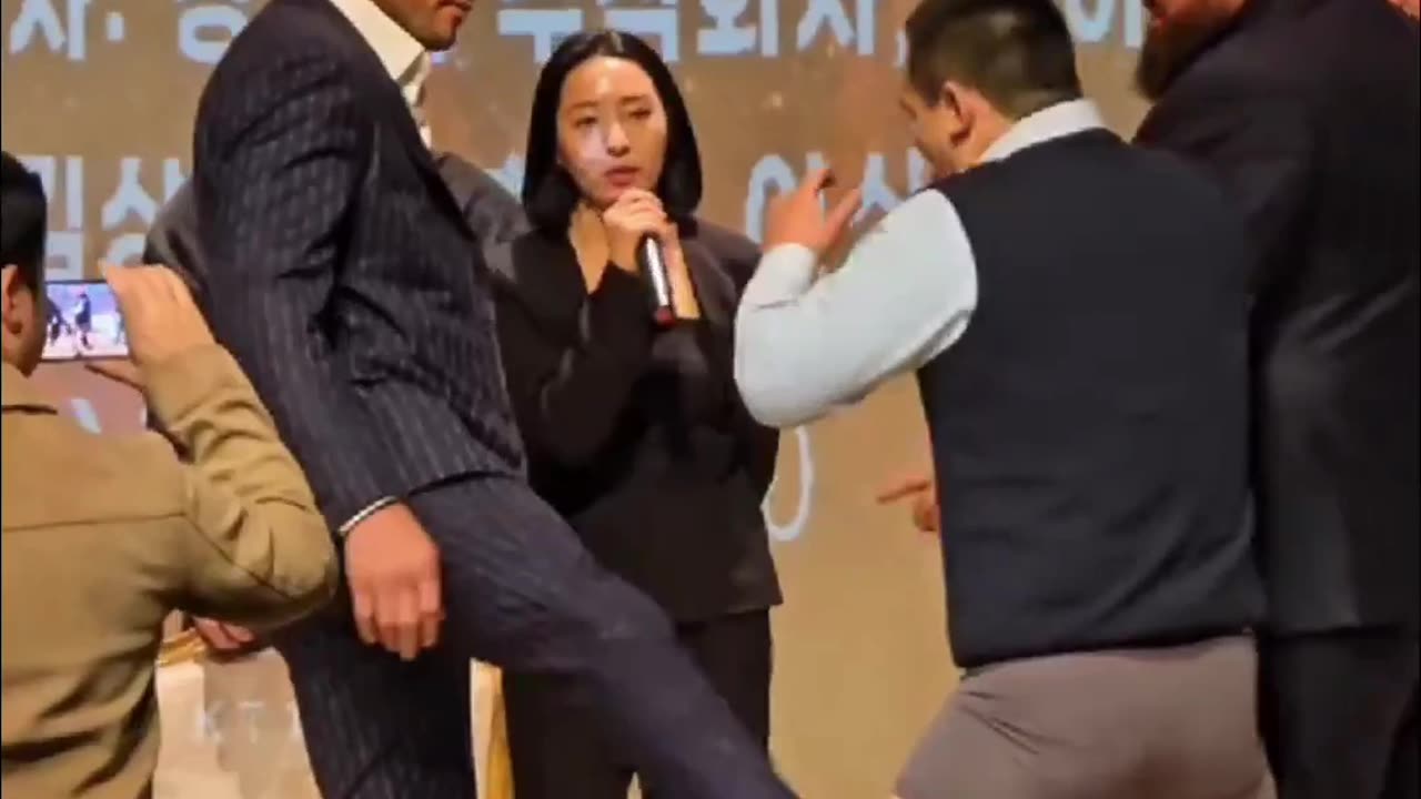 Alex Pereira Leg Kicks a Man 26 Times while He Danced in His Underwear on Stage