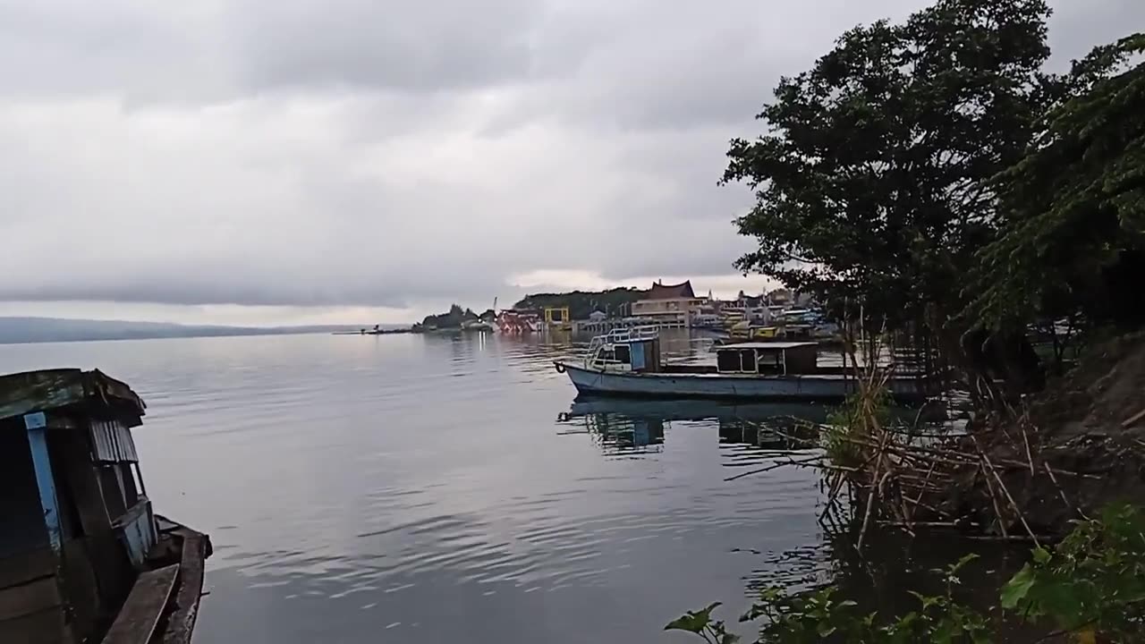 PEMANDANGAN INDAH DANAU TOBA DI PAGi HARI DARI KOTA BALIGE