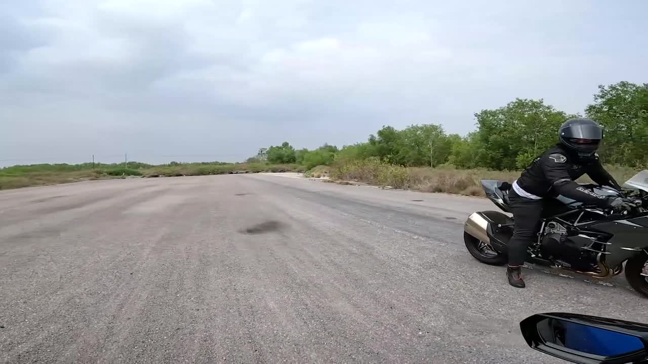 Kawasaki Ninja H2 vs Lamborghini Huracan Performante DRAG RACE