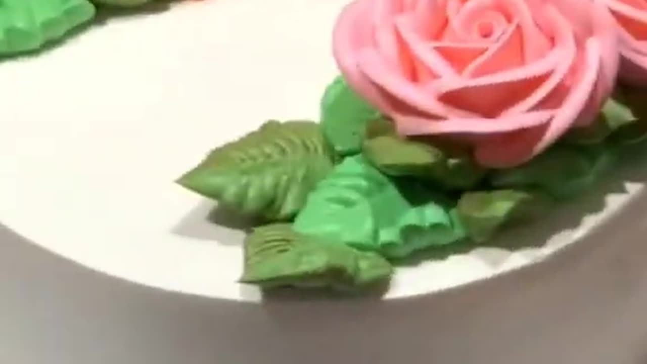 Stunning birthday cake decorating technique 💝💝 #shorts (1)