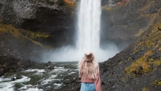 A Picture Perfect 🇨🇦 Waterfall 🍂 Tag Someone That You Want To Take Here! • • • • • 📷