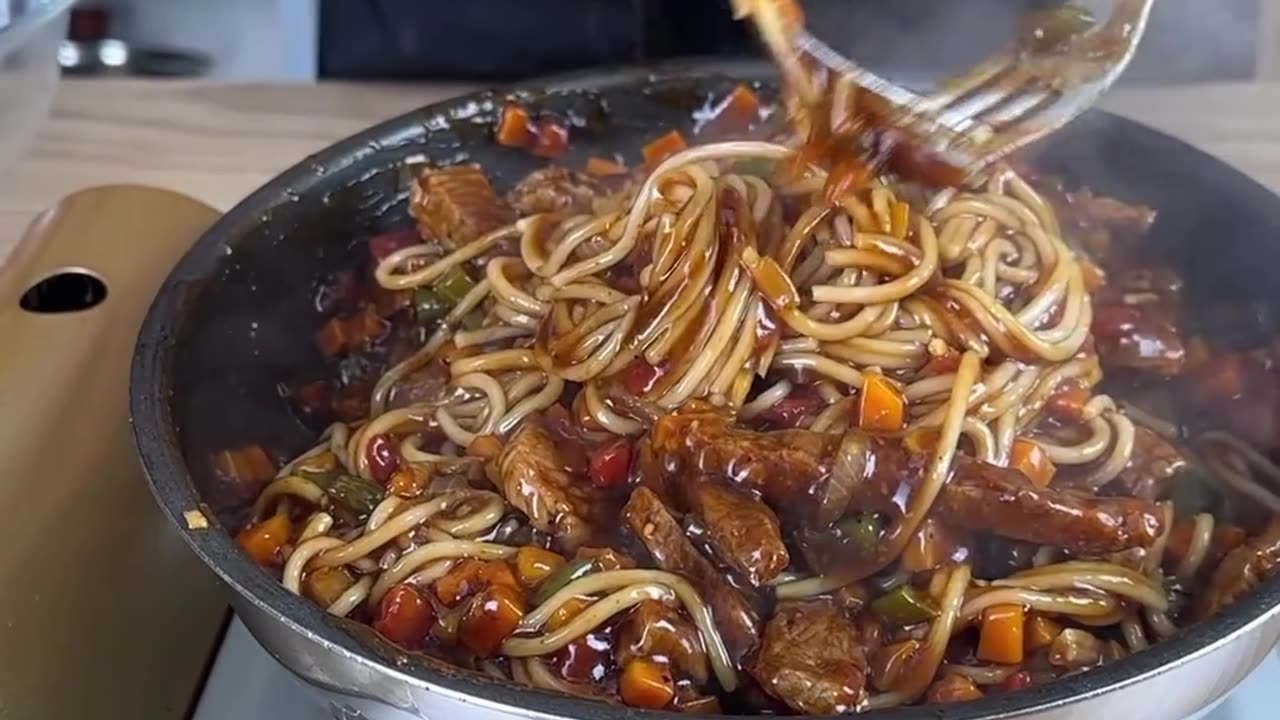 131-Bife em tirinha com macarrão, cenoura, cebola, pimentão e tomate