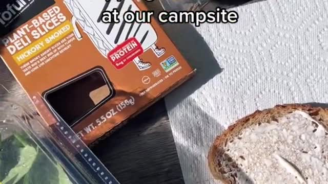 ROVOAURTSLICESACTOSEFO!Prepping sandwichesnat our campsiteNet wt.705 oz (200g)