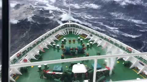Ship in StormCruise Ship Climbing Up Big Waves。1
