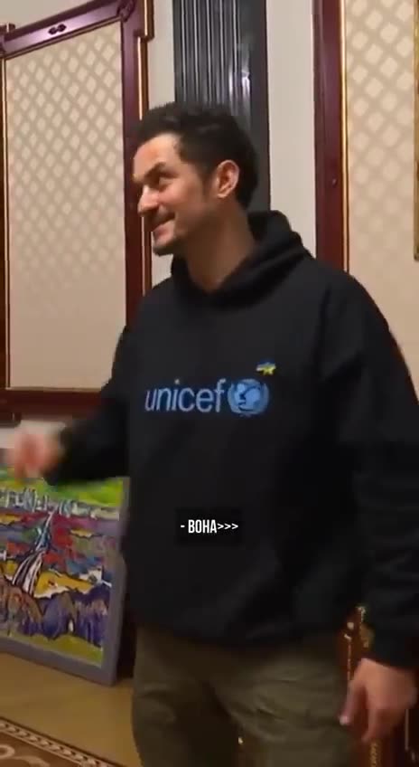 My mom said - If you see Zelensky, tell him to win! - Actor Orlando Bloom