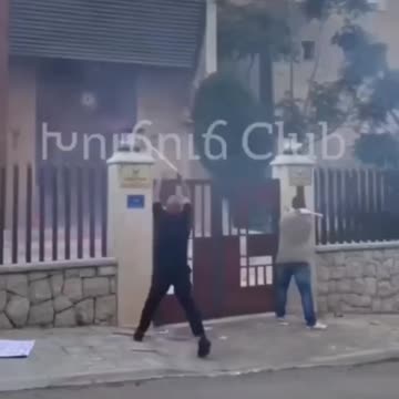 📰🇱🇧 A group of #Armenians attacked the #Azerbaijani embassy in #Beirut