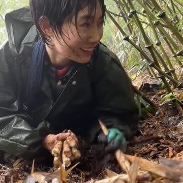 Cô gái vùng cao Vào rừng hái măng Clip cảm động