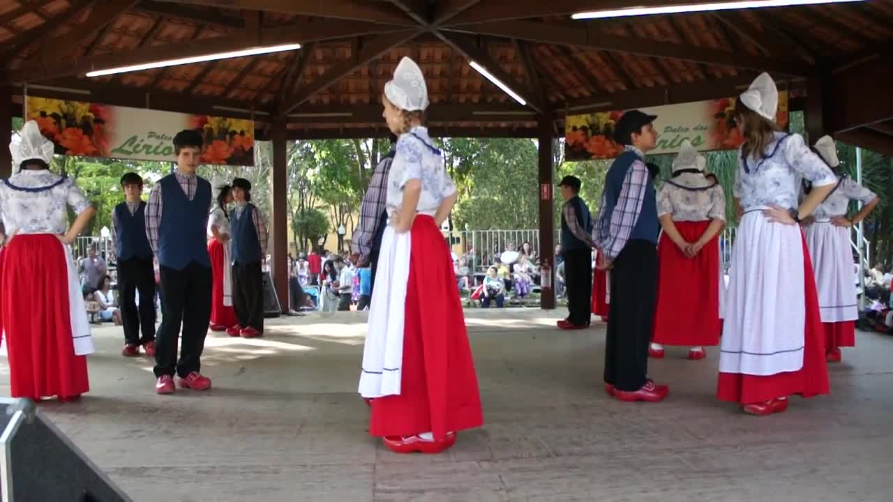 Dance with Dutch wooden clogs