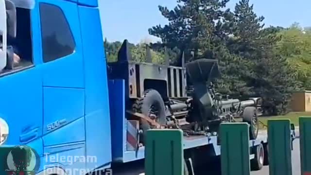 American howitzers drive along European roads to the Ukrainian war