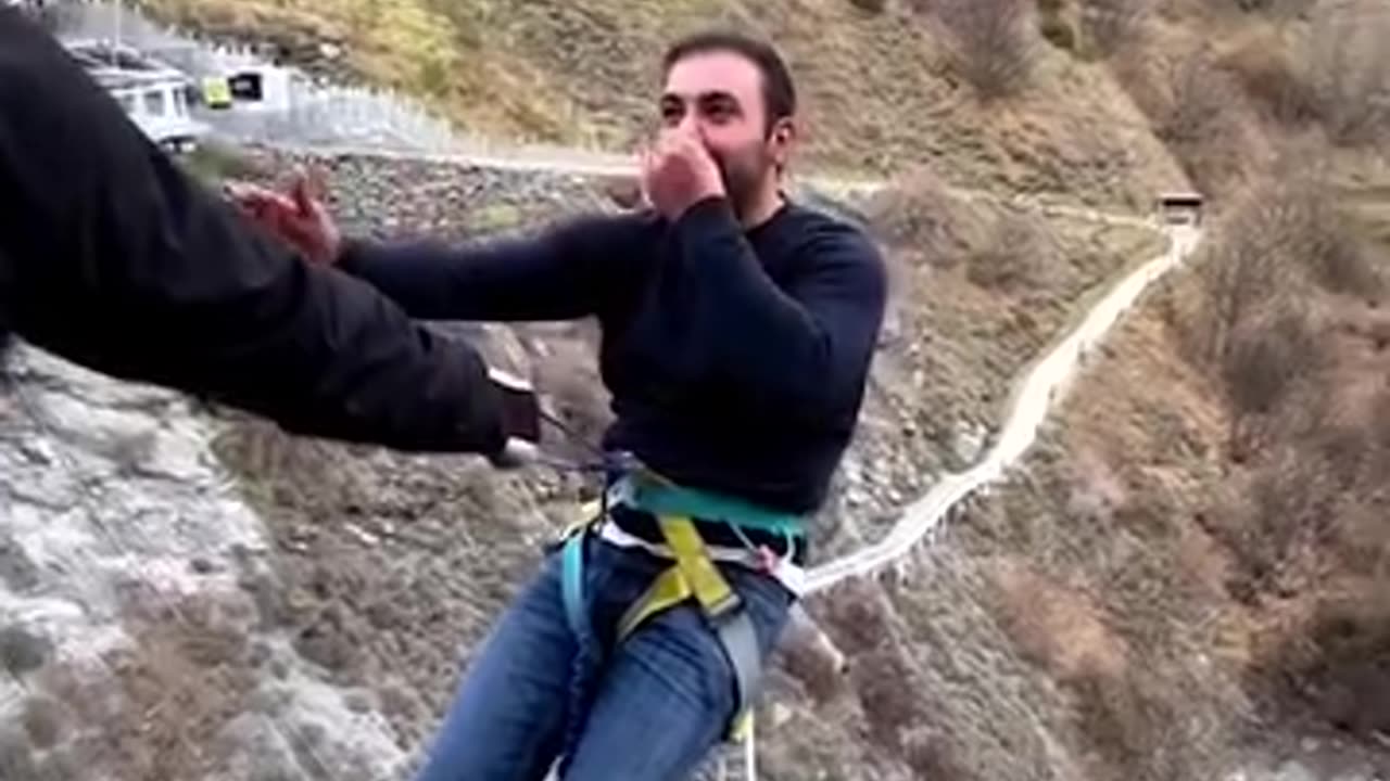 Guy freaks out over bungee jump