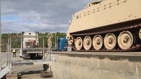 Obrněné transportéry se v USA nakládají na Ukrajinu