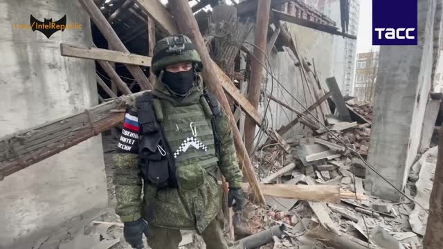 TO THE RESCUE: Russian forces tirelessly inspect BRUTAL aftermath of shelling in the Kievsky distri