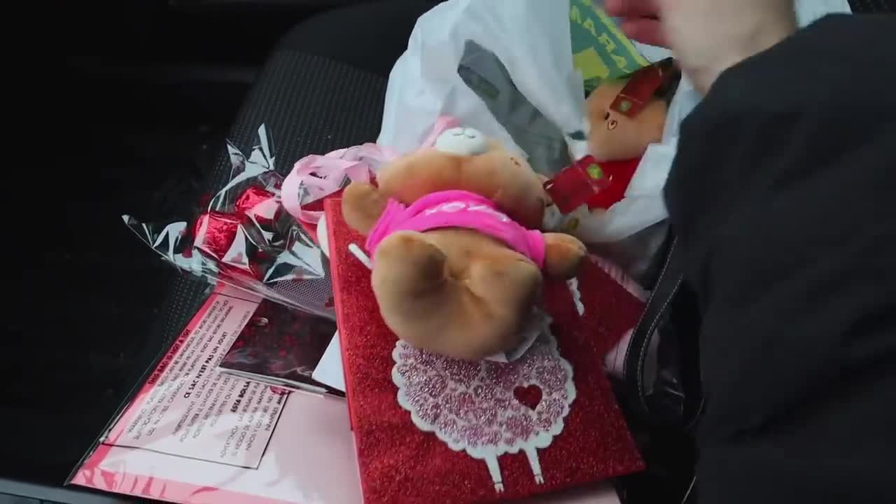 VALENTINES VLOG_ treating myself_ gift shopping _ my no makeup-makeup look❣️(720P_HD)