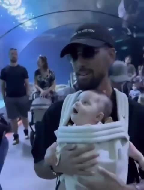 Baby goes to the aquarium for the first time