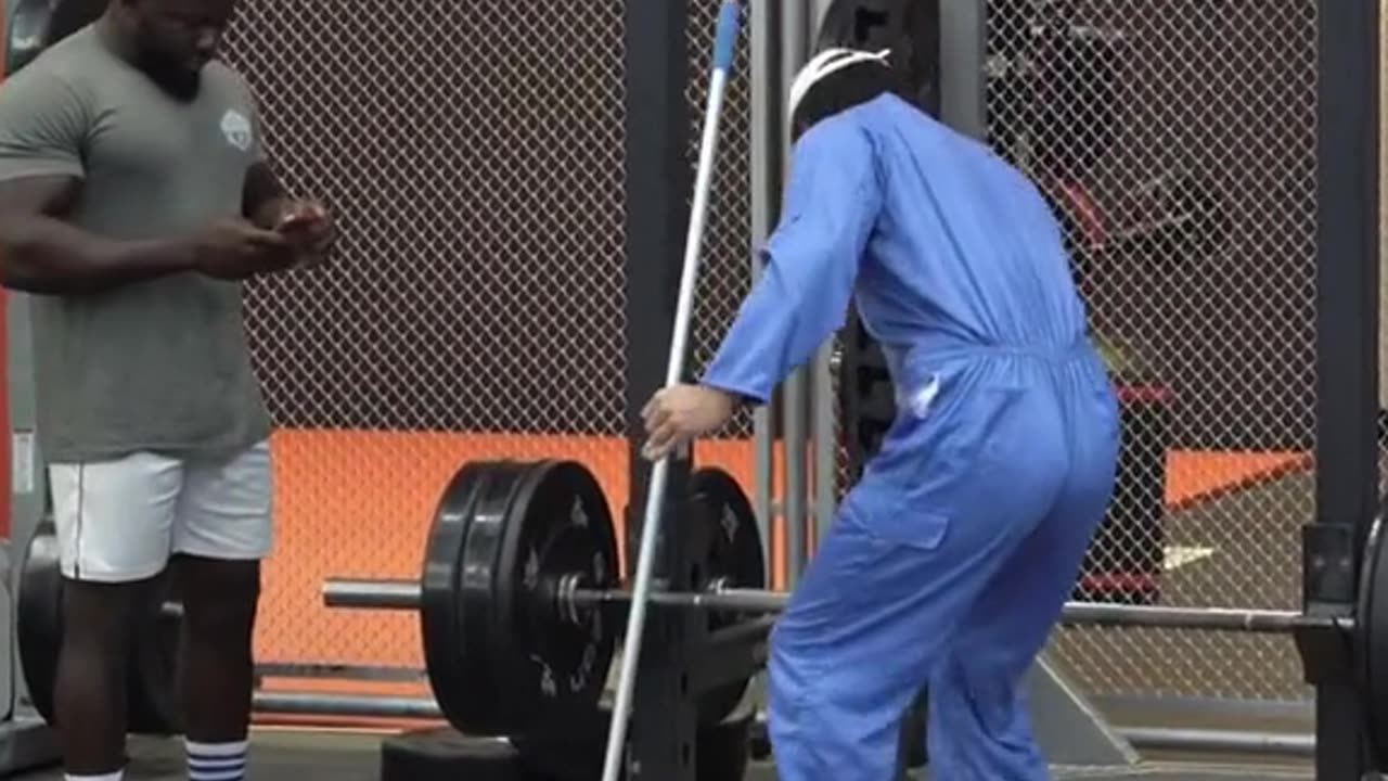He reacted to Gym cleaner carrying weights