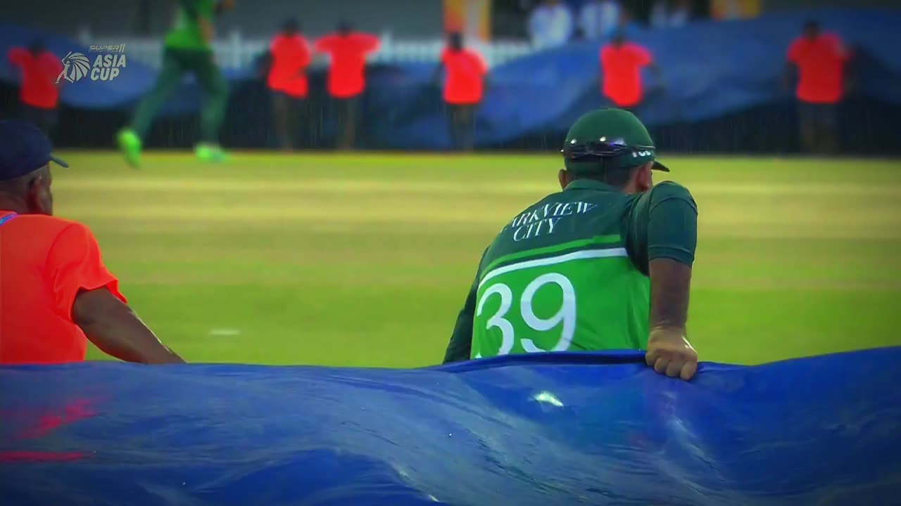 FAKHAR ZAMAN HELPING THE ☔🌧️ RAIN DEFIANCE TEAM GOOD MAN OF PAKISTAN TEAM FOJI