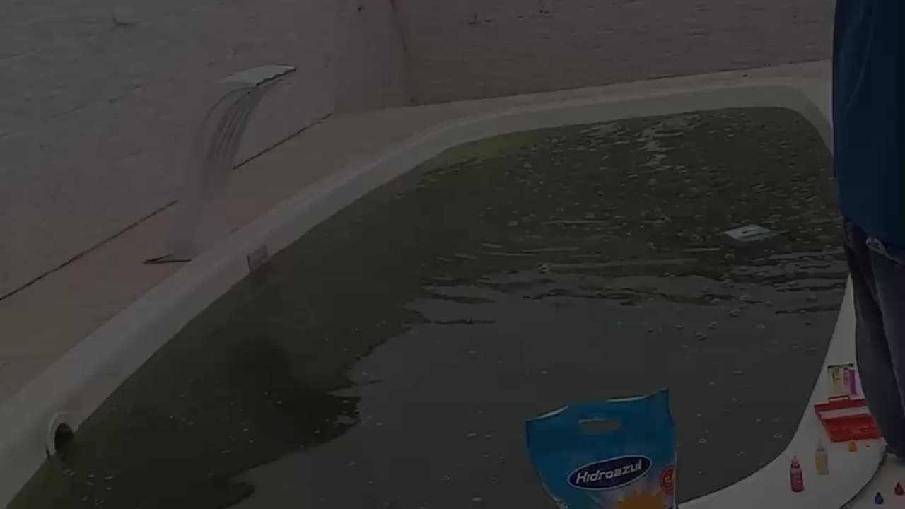 Como limpar a piscina com weekend