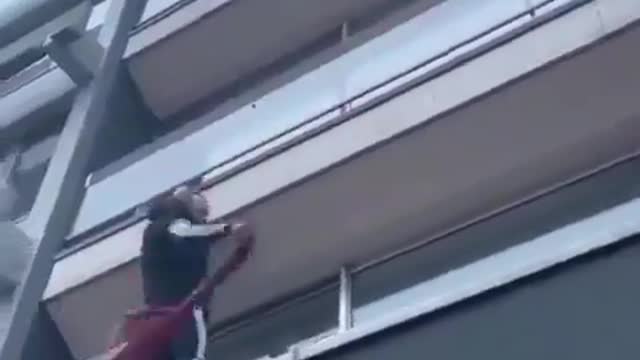 Ο Μαροκινός που κατεβάζει την βελγική σημαία μπροστά στον όχλο που αλαλάζει..... Βρυξέλλες