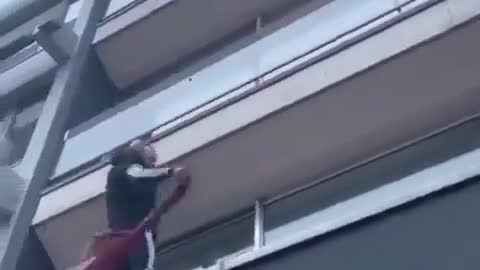 Ο Μαροκινός που κατεβάζει την βελγική σημαία μπροστά στον όχλο που αλαλάζει..... Βρυξέλλες