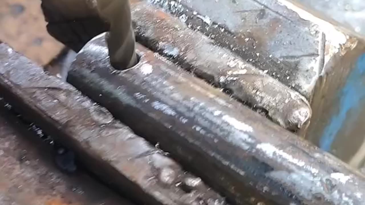 this welder is very creative combining pipe and chain into an amazing tool
