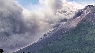 Indonesia's Merapi volcano erupts, spews hot cloud