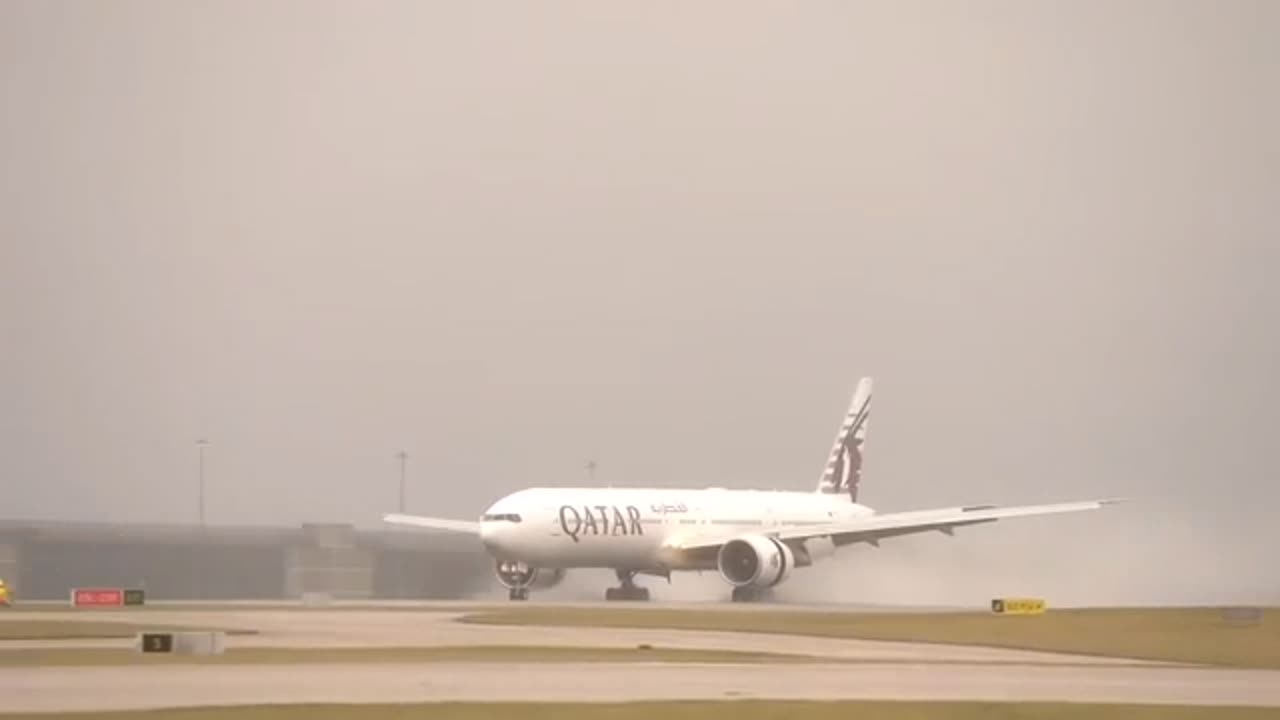 Pilot attemots landing in too strong crosswind