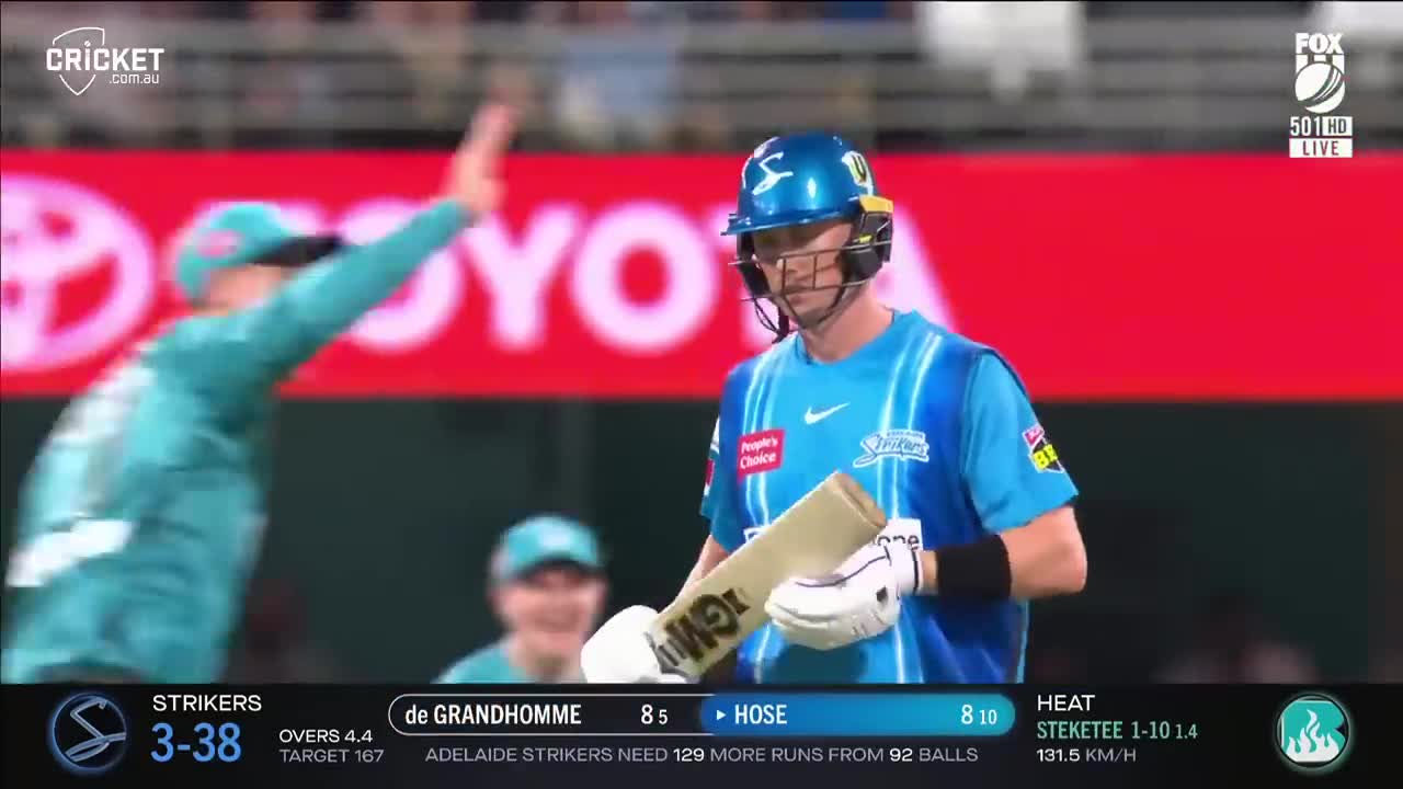 Fast finishing Heat hold off Strikers for first win of the season | BBL|12