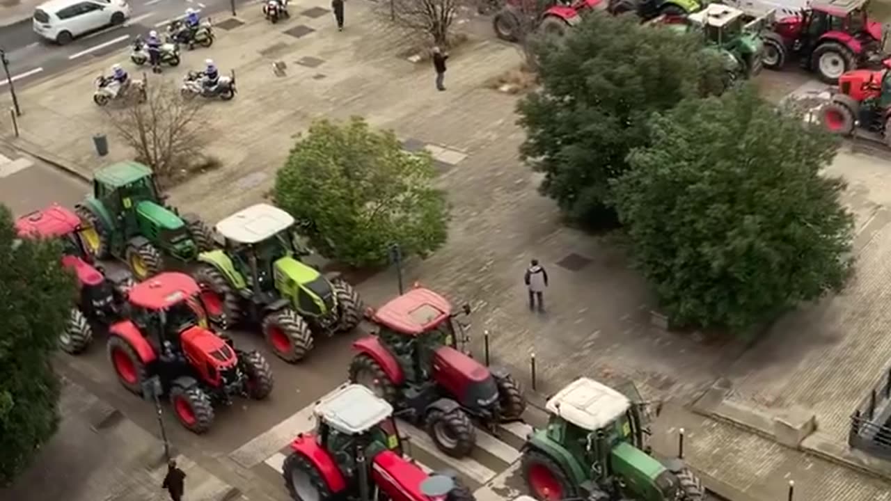 🔥👀📢NOWOŚĆ - Francja: Centrum Rennes jest obecnie w rękach rolników z ich 300 ciąg