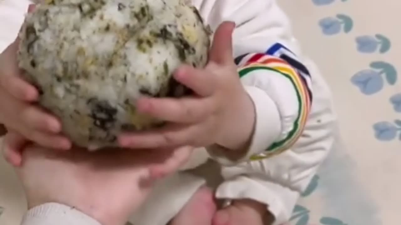 WOW, Baby Fat Ding eats, so cute😍